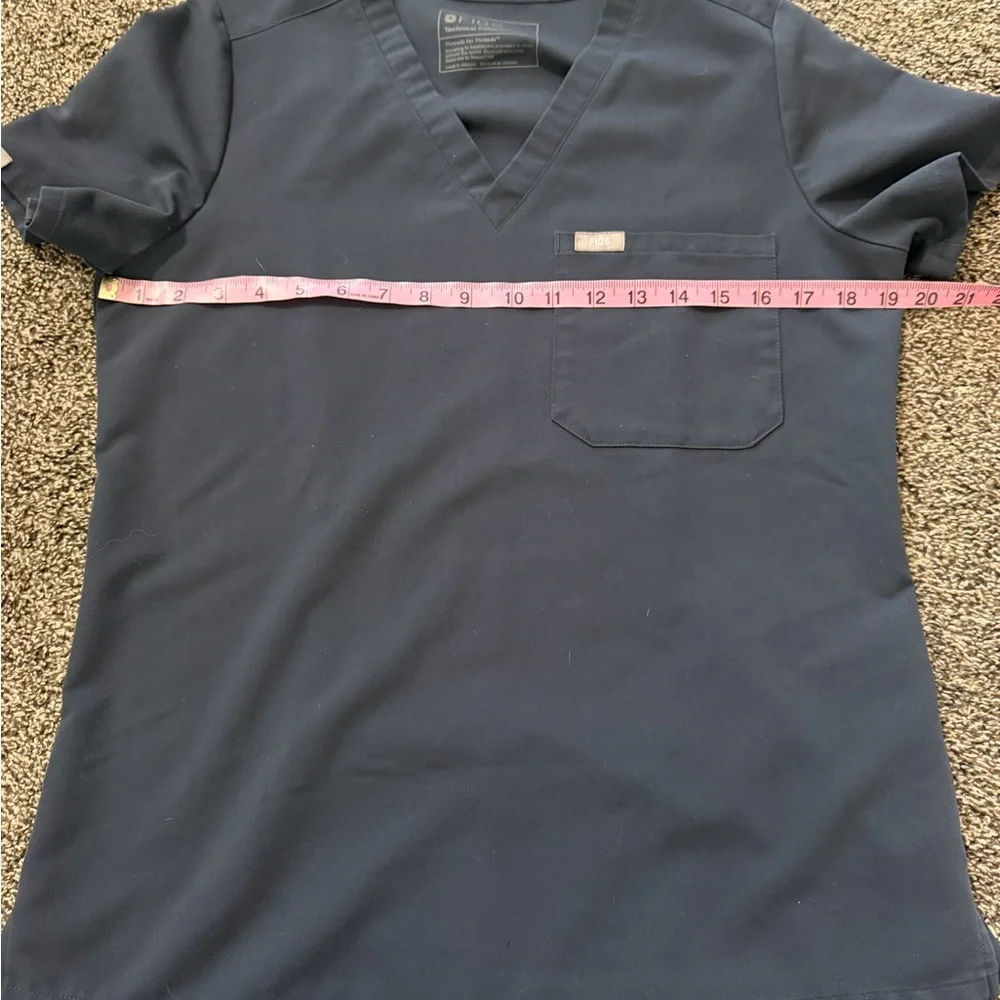 FIGS Technical Collection Catarina one-pocket scrub top | Size small - Picture 5 of 6